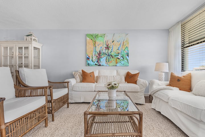 264 Beachfront Gulf Views + 2 Bikes + Beach Items - Sanibel, FL