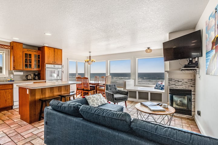 Waterfront Dog-friendly Home W/ Hot Tub - Rockaway Beach, OR