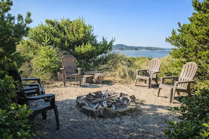 2br Waterfront Retreat W/ Hot Tub & Beach Access - Lincoln City, OR