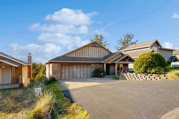 Remodeled Home W/ Water View & Hot Tub - Cloverdale, OR