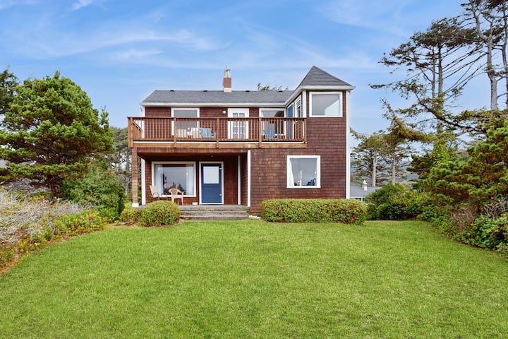 Mckinnon's Beach House Oceanfront With Deck - Rockaway Beach, OR