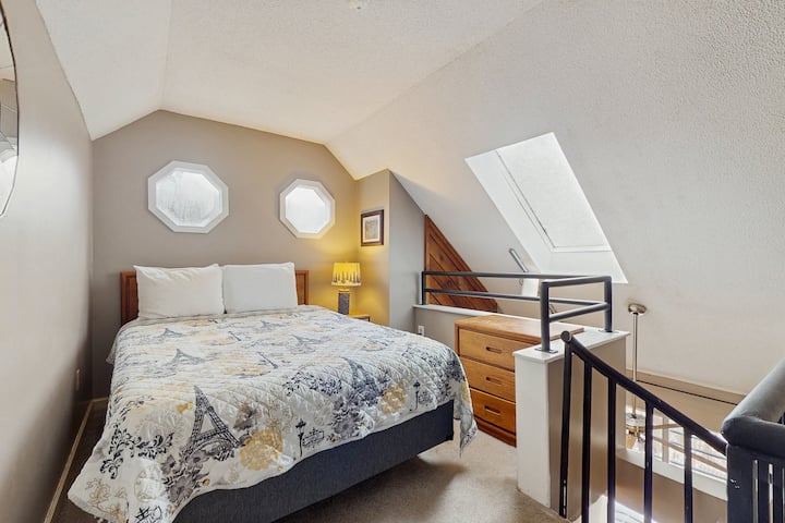 Lovely Studio, Sleeps 6, Mtn Views, Deck, Fireplac - Gatlinburg, TN