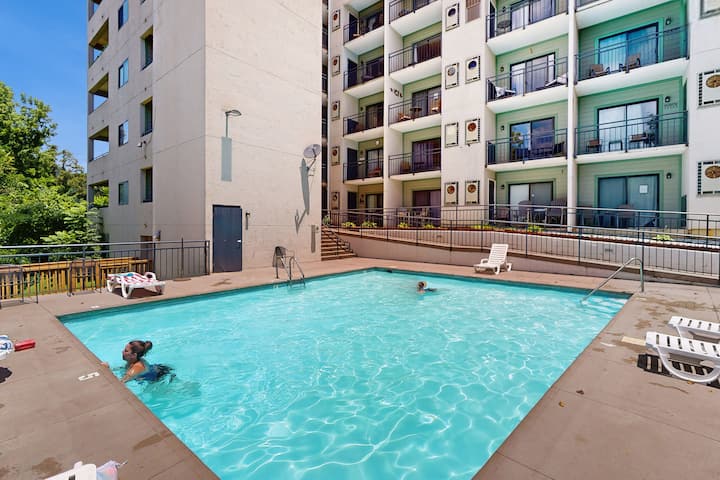 Cozy Smokies Condo, Sleeps 4・views・pool - Gatlinburg, TN