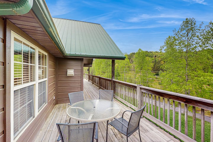 Stunning Cabin, Sleep 12, Hot Tub, Grill, Shared P - Wears Valley, TN