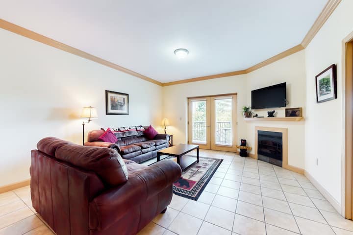 Mtn View Getaway, Sleeps 6, Bunk Nook, Shared Pool - Pigeon Forge, TN