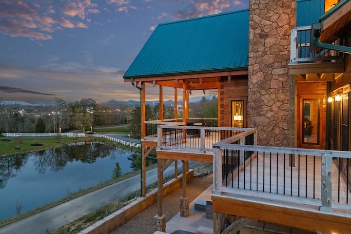 Spacious Cabin, Sleep 22, Hot Tub, Game, Theatre, - Pigeon Forge, TN