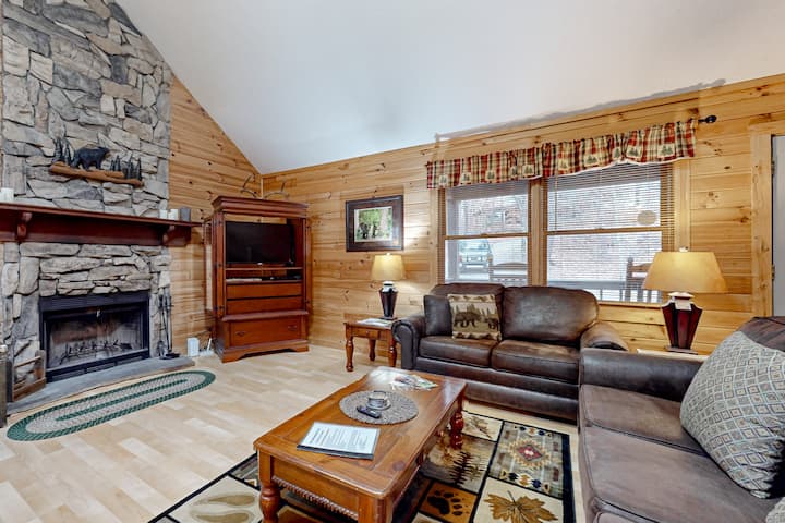 Serene Cabin Escape, Near Downtown・firepit・hot Tub - Townsend, TN
