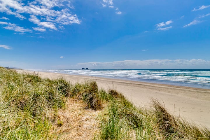 New Oceanfront Home W/ Access & Views - Oregon