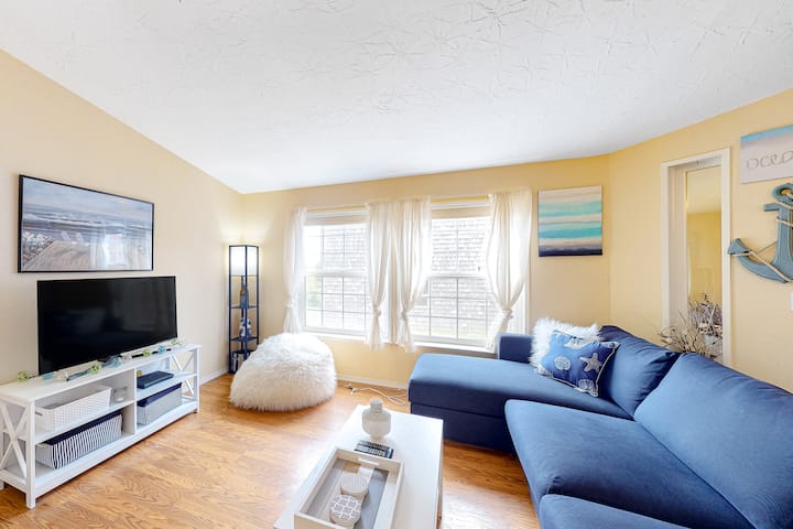 Lighthouse Home W/ Ocean Views & Wifi - Lincoln City, OR