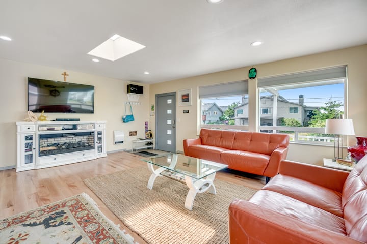 Light-filled Home In Town W/ Deck Near Beach - Lincoln City, OR
