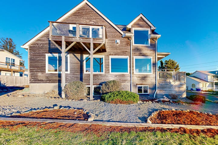 Luxury Home W/ Game Room & Kitchen - Lincoln City, OR
