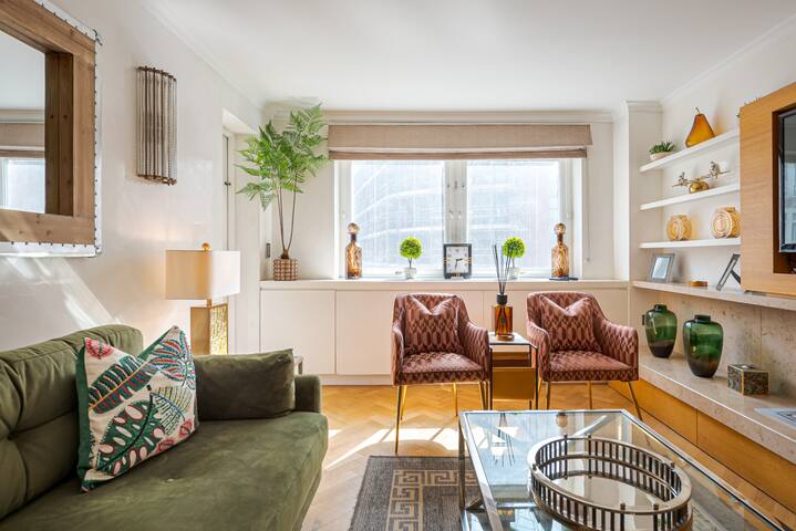 Minimalist Chic with Luxe Touch gallery image 3