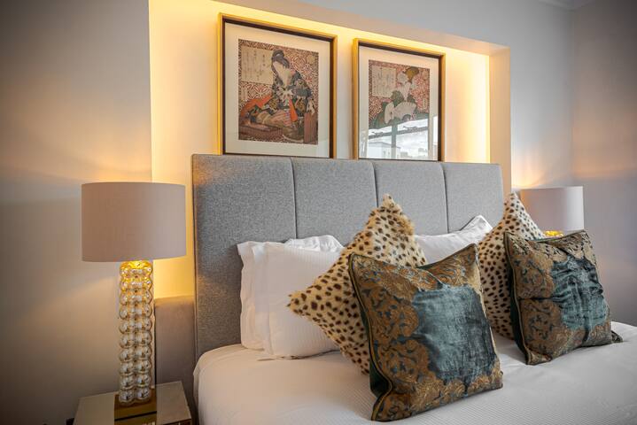 Minimalist Chic with Luxe Touch gallery image 2