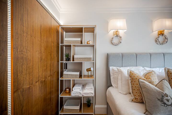 Minimalist Chic with Luxe Touch gallery image 5