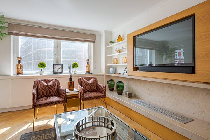 Minimalist Chic with Luxe Touch gallery image 4