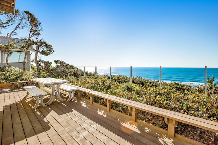 Dog-friendly Oceanfront Home W/ Hot Tub - Lincoln City, OR