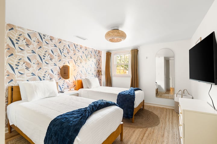 ზემო სართულზე ორი ერთადგილიანი საწოლია, რაც საძილე ადგილების ფუნქციონალური ვარიანტების დამატებას უზრუნველყოფს ნებისმიერი ზომის ჯგუფისთვის. ნომერში არის დიდი კარადა, სმარტ‑ტელევიზორი, გამუქებელი ფარდა და ფარდა, ჭერის ვენტილატორი, ვენტილატორი‑ტორანი და ხმოვანი აპარატი.