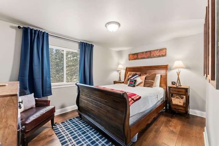 Dormitorio 1 (principal): cama tamaño queen, vestidor, baño privado.
