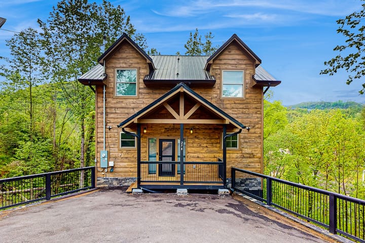 Enchanting Cabin, Sleeps 12, Hot Tub, Game Room - Gatlinburg, TN