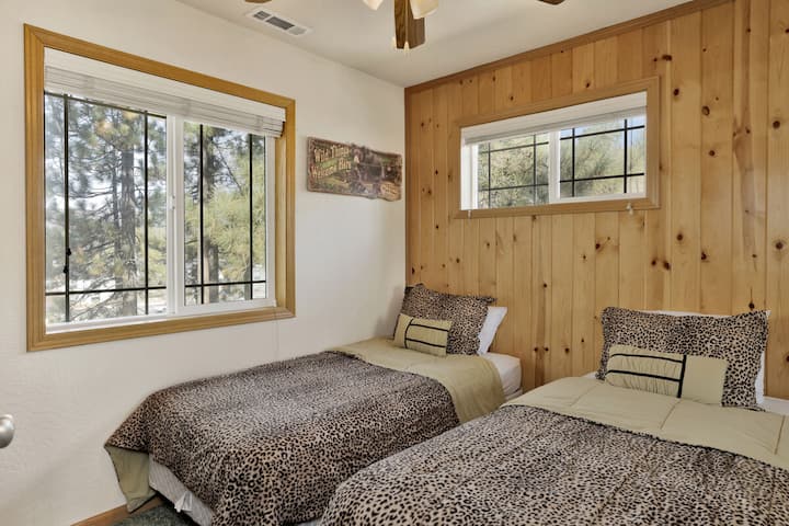 Dormitorio tranquilo en la cabaña con lujosa ropa de cama y hermosas vistas, ideal para noches de descanso, mañanas acogedoras y una escapada relajante a la montaña.