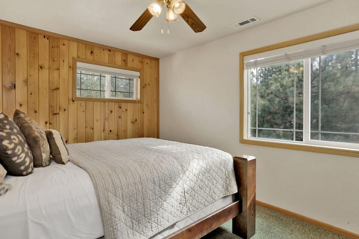 Dormitorio tranquilo en la cabaña con lujosa ropa de cama y hermosas vistas, ideal para noches de descanso, mañanas acogedoras y una escapada relajante a la montaña.