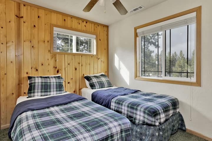 Dormitorio tranquilo en la cabaña con lujosa ropa de cama y hermosas vistas, ideal para noches de descanso, mañanas acogedoras y una escapada relajante a la montaña.