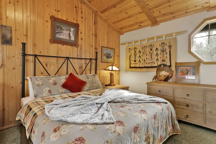 Dormitorio tranquilo en la cabaña con lujosa ropa de cama y hermosas vistas, ideal para noches de descanso, mañanas acogedoras y una escapada relajante a la montaña.