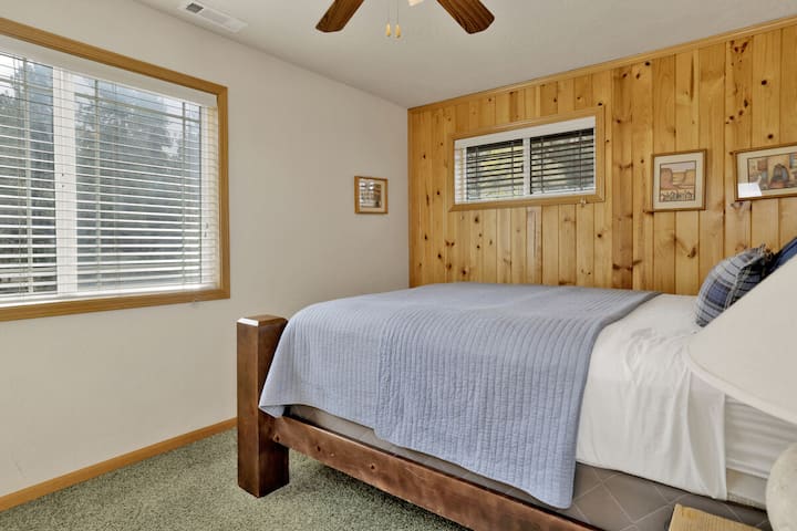 Dormitorio tranquilo en la cabaña con lujosa ropa de cama y hermosas vistas, ideal para noches de descanso, mañanas acogedoras y una escapada relajante a la montaña.