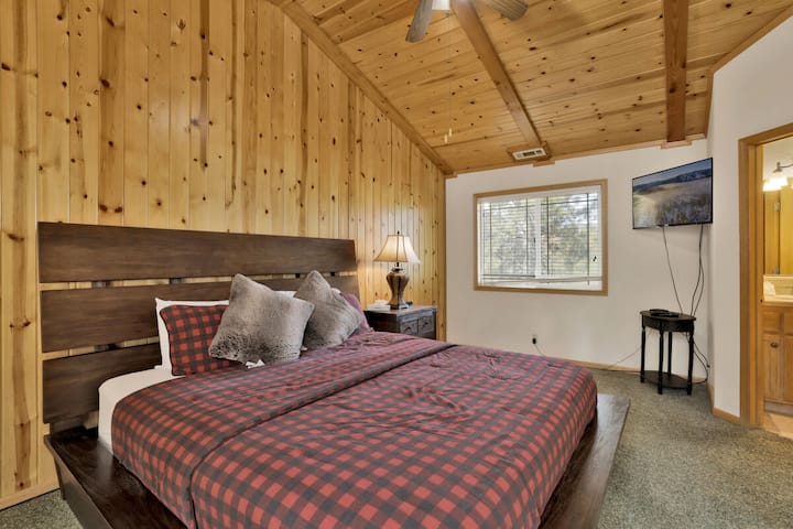 Dormitorio tranquilo en la cabaña con lujosa ropa de cama y hermosas vistas, ideal para noches de descanso, mañanas acogedoras y una escapada relajante a la montaña.