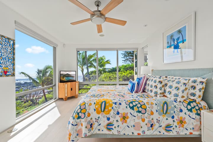 Dormitorio en esquina con ventanas envolventes y una impresionante vista a la costa.