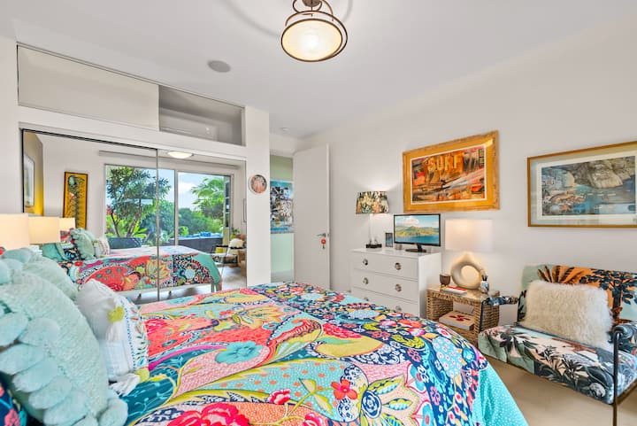 Despierta con palmeras y escenas de jardín tranquilas en esta suite bellamente decorada.