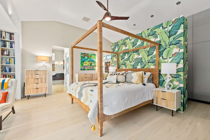 Relájate en este sereno refugio lleno de colores isleños y calidez natural.