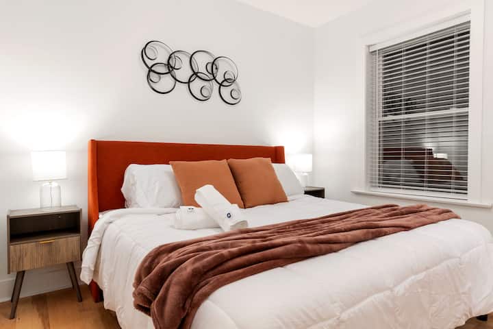 Escena de dormitorio tranquilo con luz suave y un aspecto limpio y moderno.