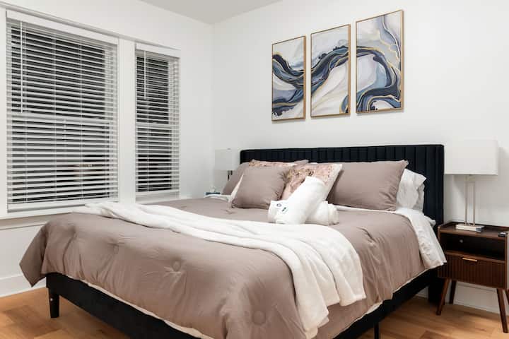 Dormitorio tranquilo con sábanas suaves y tonos relajantes para noches de descanso.