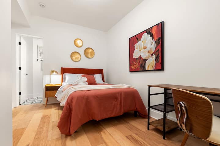 Espacio tranquilo para dormir con ropa de cama cómoda e iluminación equilibrada.