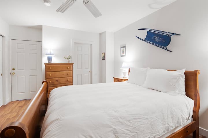 Suite de dormitorio tamaño queen en el piso principal