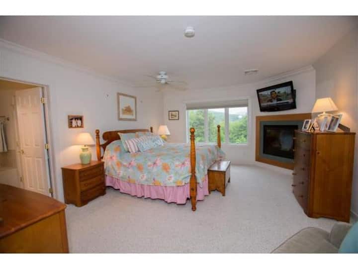 Dormitorio principal en  el último piso con cama tamaño king