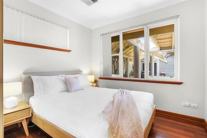 Slaapkamer 3: gezellige queensize slaapkamer met centrale airconditioning/verwarming.