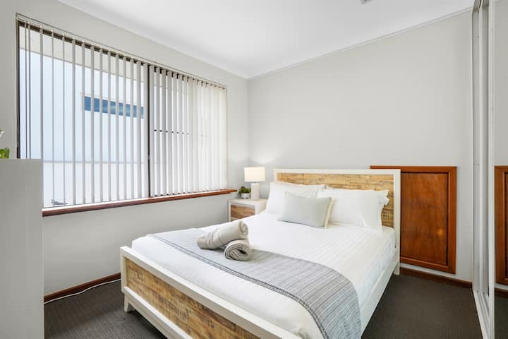 Slaapkamer 2 boven: gezellige kamer met een comfortabel queensize bed en schoon beddengoed met centrale airconditioning/verwarming.