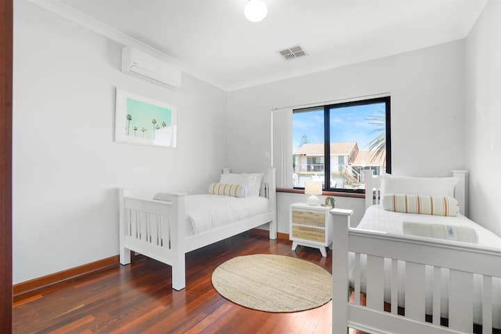 Slaapkamer 4: slaapkamer met twee eenpersoonsbedden op de benedenverdieping, perfect voor kinderen of tieners, met fris linnen en natuurlijk licht met gesplitste airconditioning/verwarming.