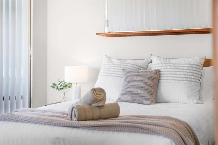 Hoofdslaapkamer: ruime hoofdslaapkamer met uitzicht op de oceaan, inloopkast en moderne badkamer met queensize bed.