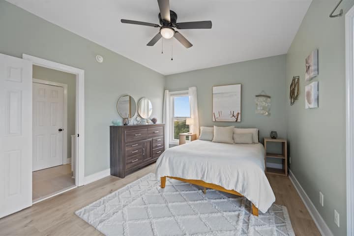 להירגע בחדר השינה 1 עם מיטת קווין סייז, בעיצוב אופנתי ואווירה חוף שלווה