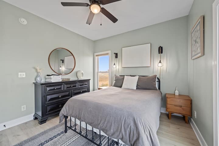 חדר שינה בקומה העליונה עם נוף שקט ועיצוב מודרני ומסוגנן