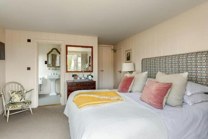Deluxe Room For 2 At Lookout Hotel In Rye - Camber Sands