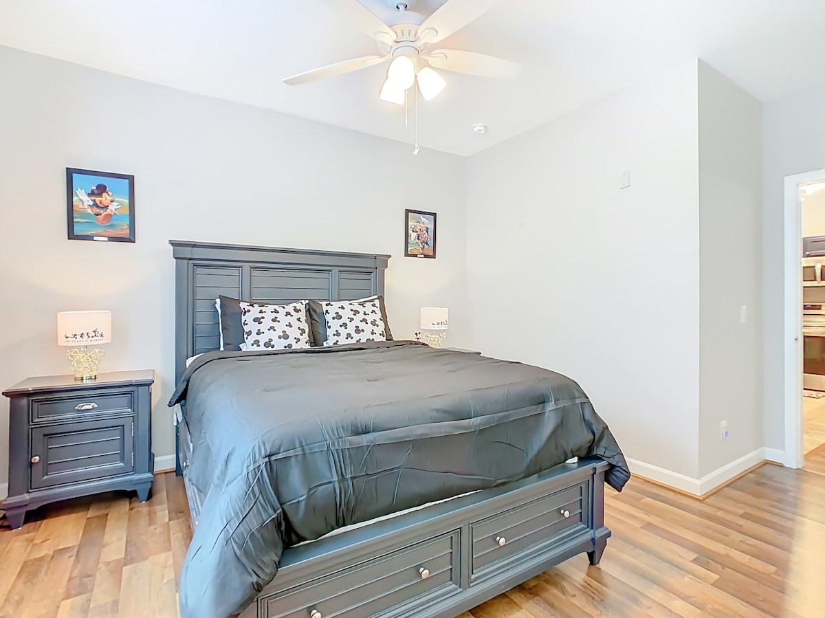 Relaxačná spálňa s mäkkou posteľou a jemným, neutrálnym dekorom.