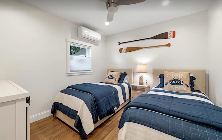 Светла и уютна спалня с две единични легла – идеална за деца или приятели.