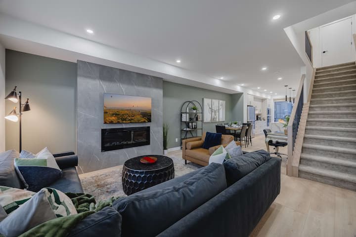 Golf Course, Fireplace, Garage, Rooftop Patio - Calgary
