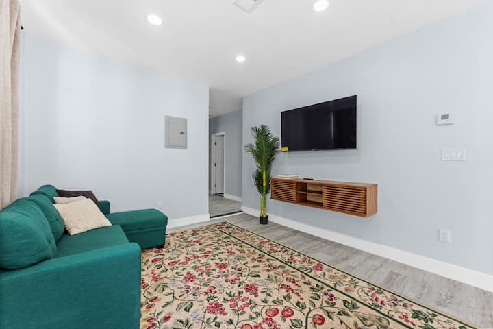Modern 5br Duplex W/ Easy Nyc Access & Parking - Long Island, NY