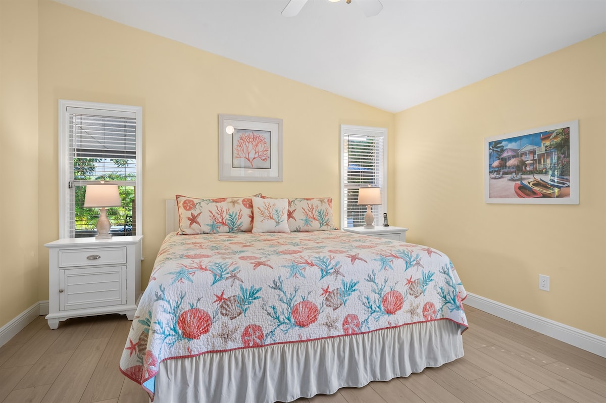 غرفة النوم رقم ثلاثة مع سرير بحجم كينج