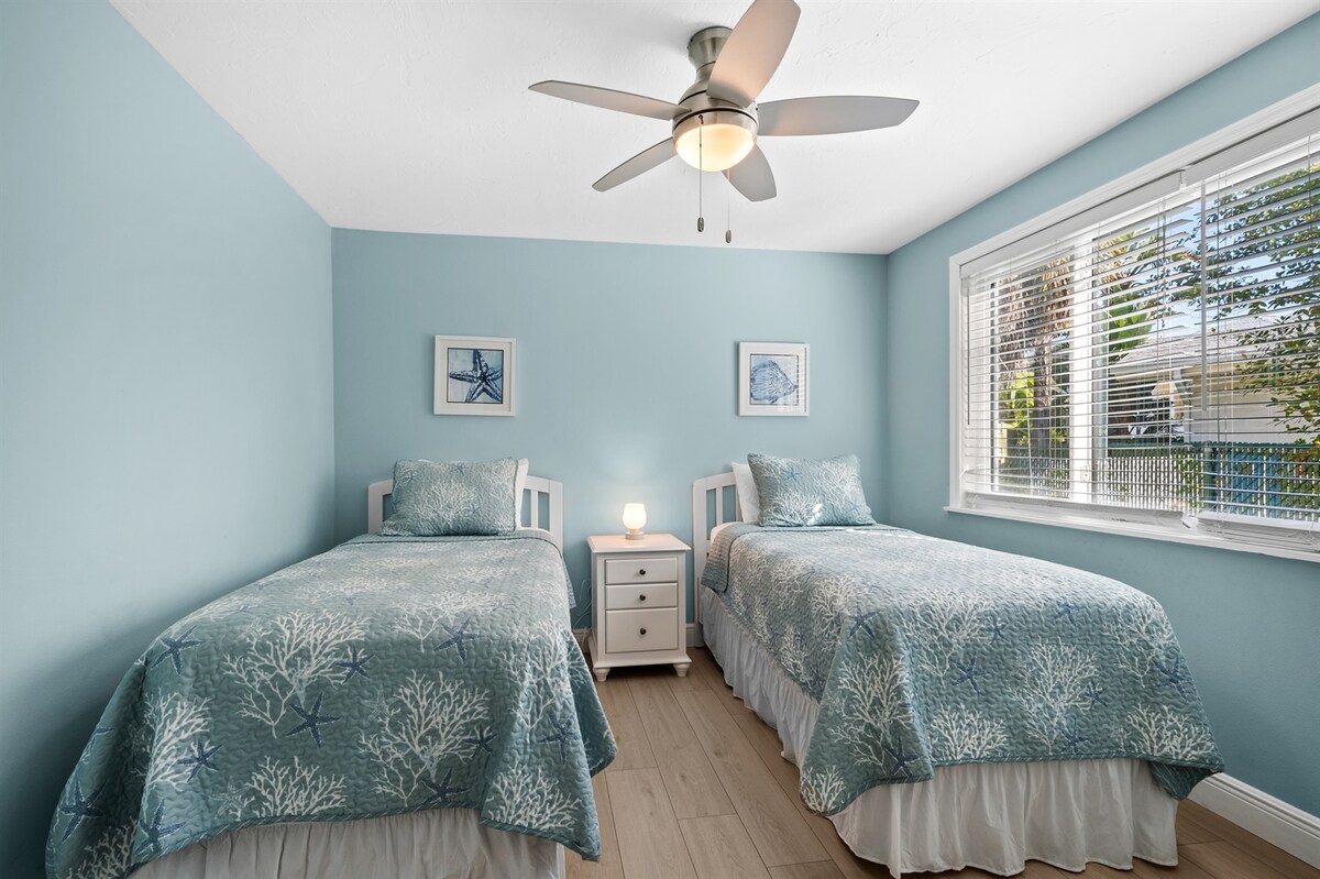 غرفة النوم رقم اثنين مع سريرين